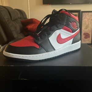 Air Jordan 1 mid black red white